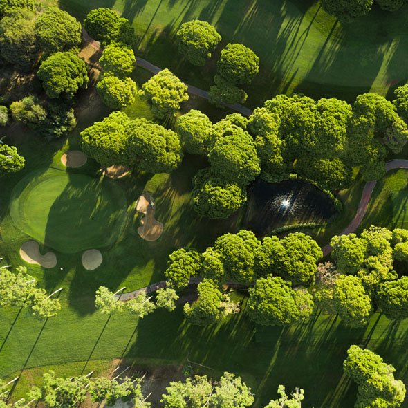 Campo de golfe em Vilamoura com lago e bunkers